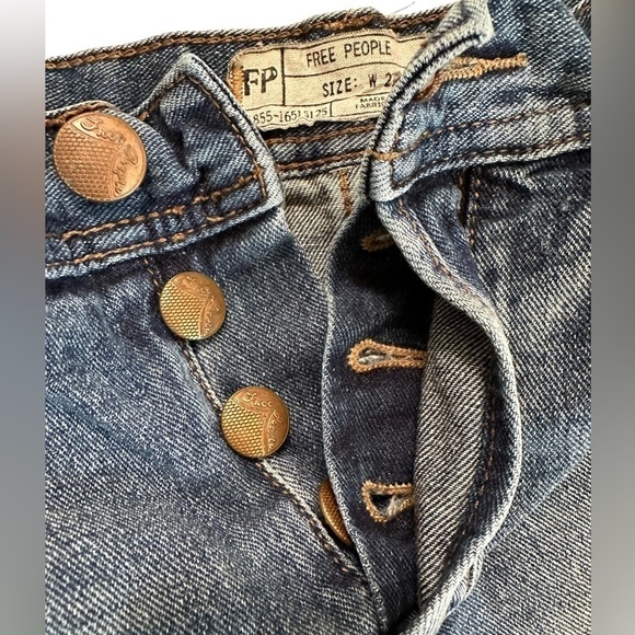 Free People 100% Cotton Button Fly Distressed Jeans Short Pants Size 27 - Picture 13 of 16